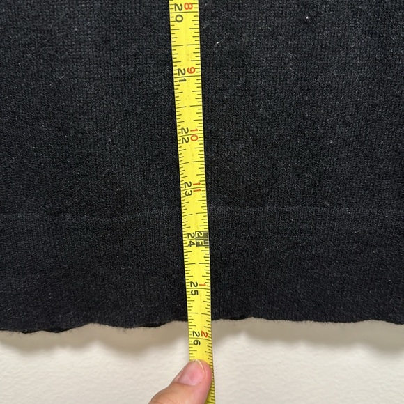 Everlane Women’s The Classic V in Cashmere - Picture 10 of 11